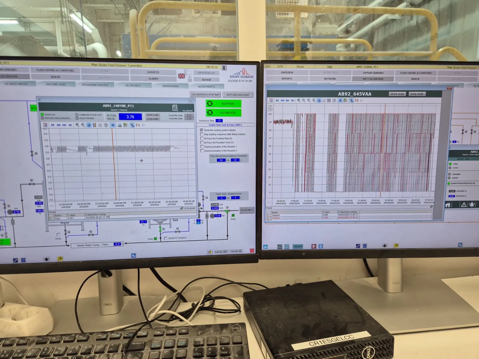 Supervisión de variables de proceso en una sala de control industrial