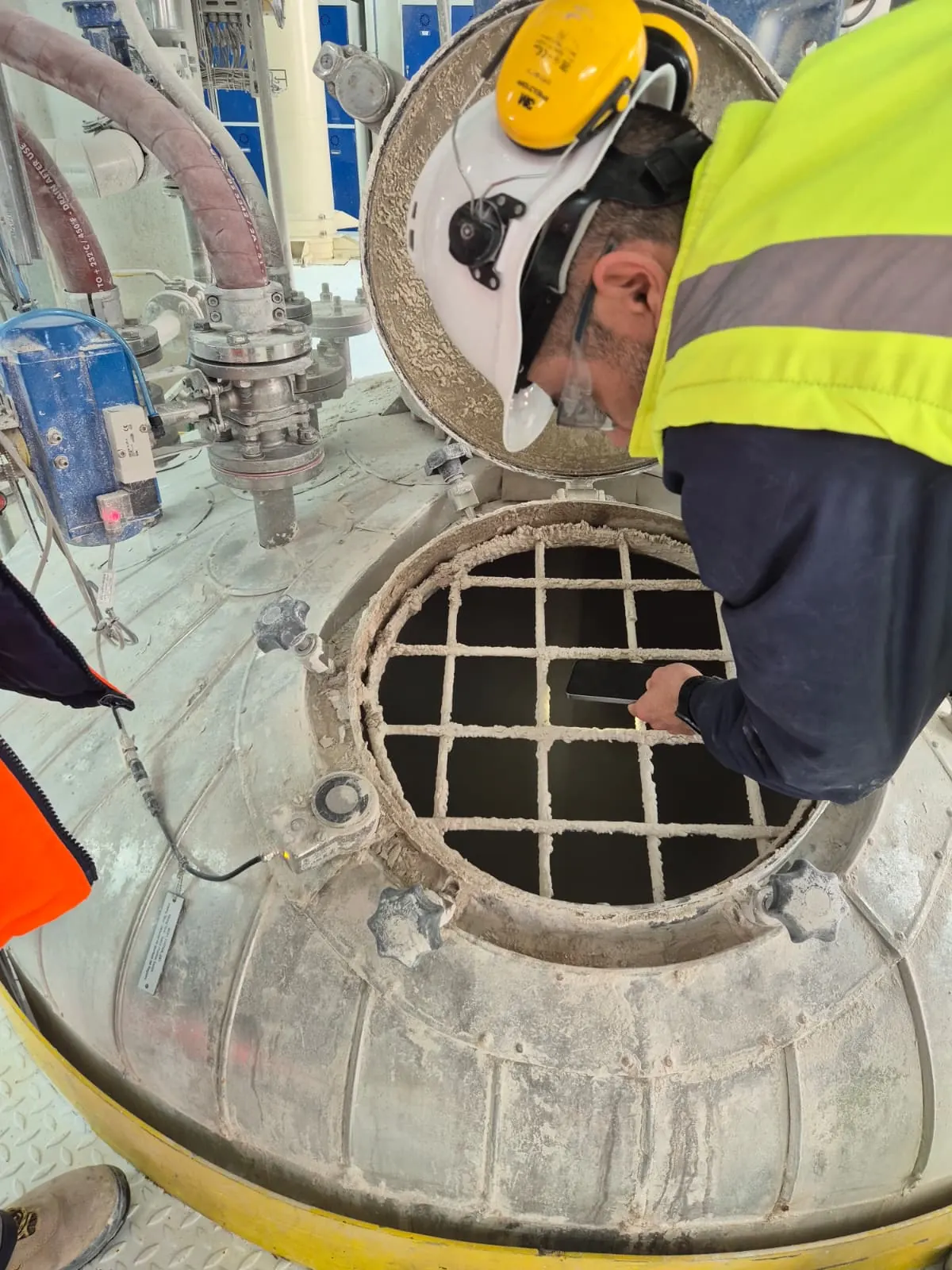 Inspección visual del interior de un equipo industrial