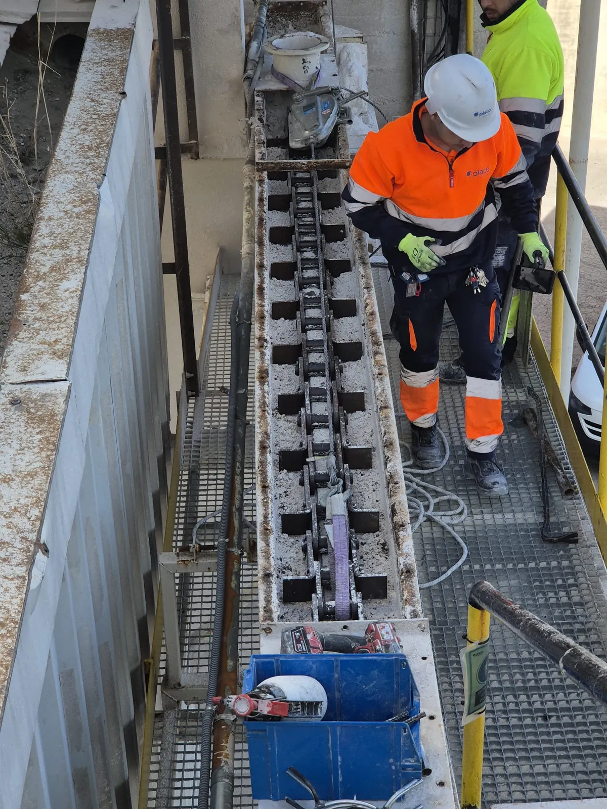 Técnicos trabajando sobre un sistema mecánico industrial